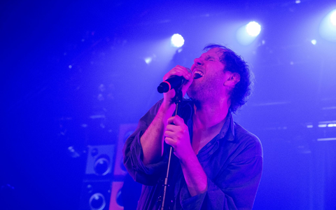 Sänger Marco Michael Wanda verlor kürzlich seinen Vater. Den Verlust verarbeitet er auch im neuen Album seiner Band. - Foto: Stefan Puchner/dpa