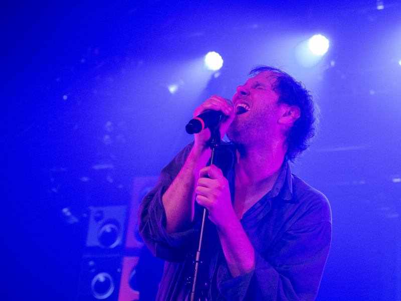 Sänger Marco Michael Wanda verlor kürzlich seinen Vater. Den Verlust verarbeitet er auch im neuen Album seiner Band. - Foto: Stefan Puchner/dpa