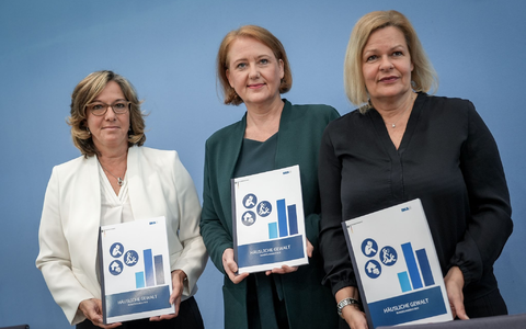 BKA-Vizepräsidentin Martina Link (l-r), Familienministerin Lisa Paus und Innenministerin Nancy Faeser stellen das «Bundeslagebild Häusliche Gewalt» vor. - Foto: Kay Nietfeld/dpa