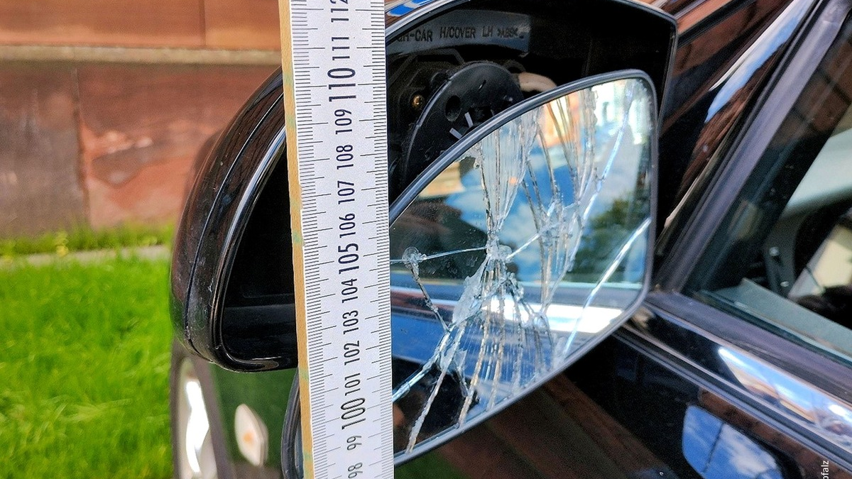 POL-PPWP: Schwarzer Pkw gerät auf Gegenfahrbahn - Foto: presseportal.de