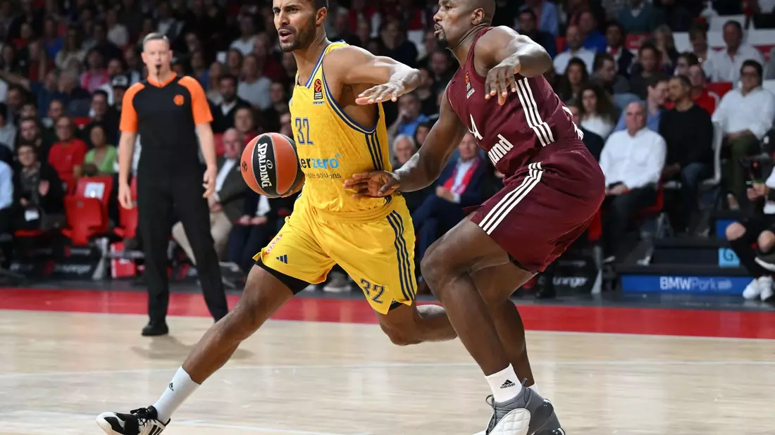 Der FC Bayern München um Ex-NBA-Star Serge Ibaka (r) trifft auf Johannes Thiemann und Alba Berlin. - Bild: Angelika Warmuth/dpa