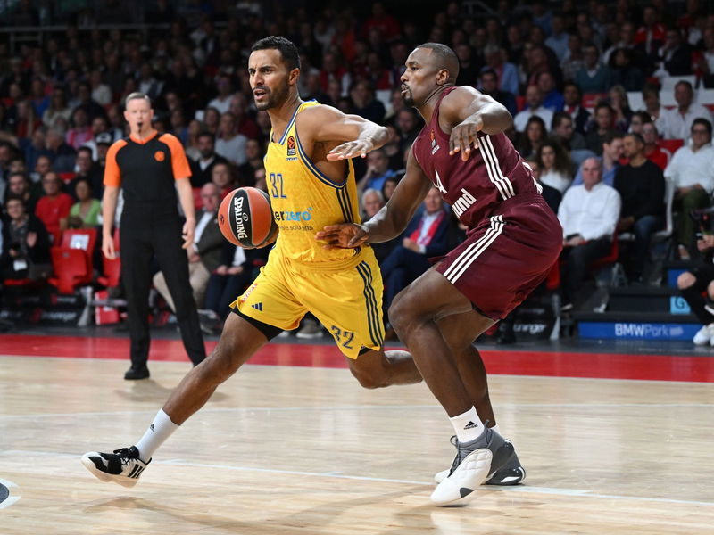Der FC Bayern München um Ex-NBA-Star Serge Ibaka (r) trifft auf Johannes Thiemann und Alba Berlin. - Foto: Angelika Warmuth/dpa