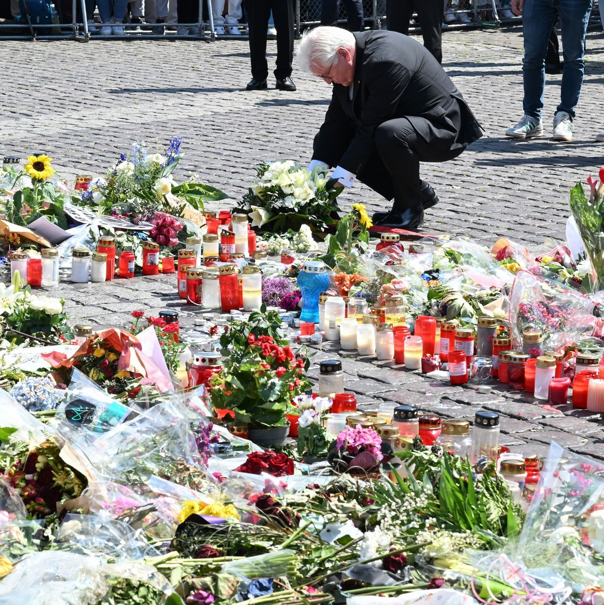 Bundespräsident Frank-Walter Steinmeier legt einen Trauerkranz nieder. - Foto: Bernd Weißbrod/dpa