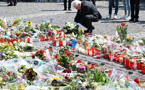 Bundespräsident Frank-Walter Steinmeier legt einen Trauerkranz nieder. - Foto: Bernd Weißbrod/dpa
