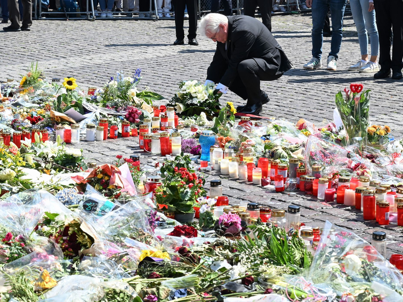 Bundespräsident Frank-Walter Steinmeier legt einen Trauerkranz nieder. - Foto: Bernd Weißbrod/dpa