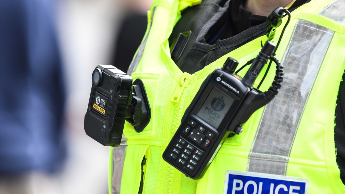 Police Scotland stattet Polizeibeamte mit VB400 Bodycams von Motorola Solutions aus / Landesweite Einführung zur Verbesserung von Transparenz und Sicherheit - Foto: presseportal.de