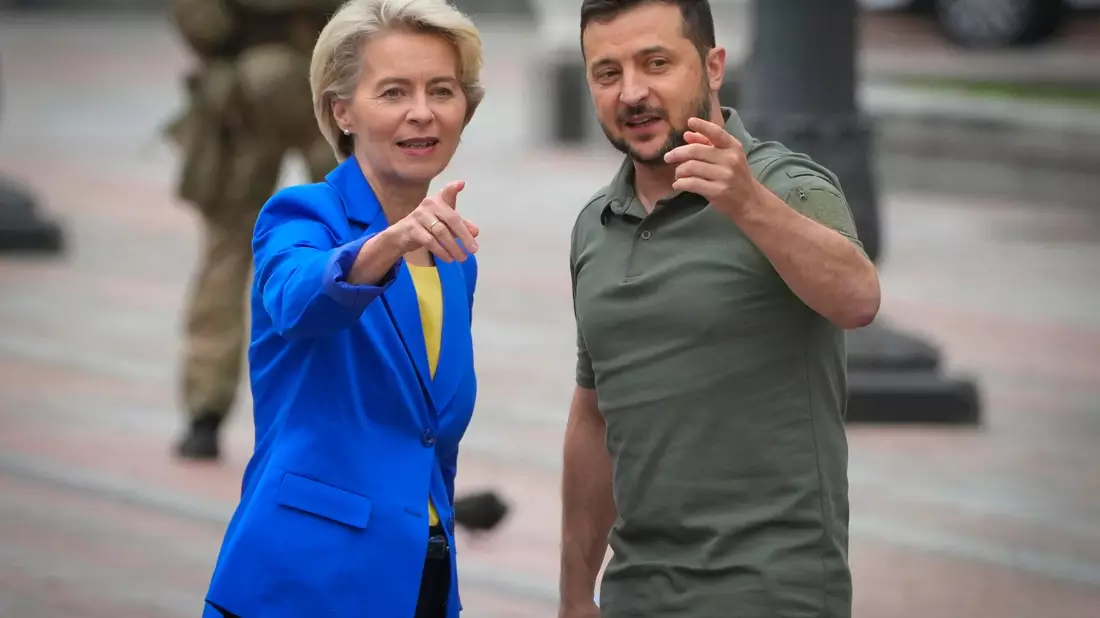 Wolodymyr Selenskyj (r.), Präsident der Ukraine, und EU-Komissionschefin Ursula von der Leyen. - Bild: Efrem Lukatsky/AP/dpa