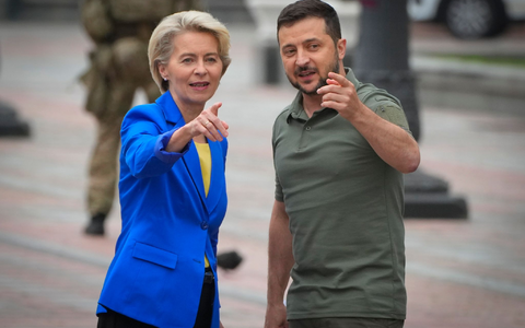 Wolodymyr Selenskyj (r.), Präsident der Ukraine, und EU-Komissionschefin Ursula von der Leyen. - Foto: Efrem Lukatsky/AP/dpa