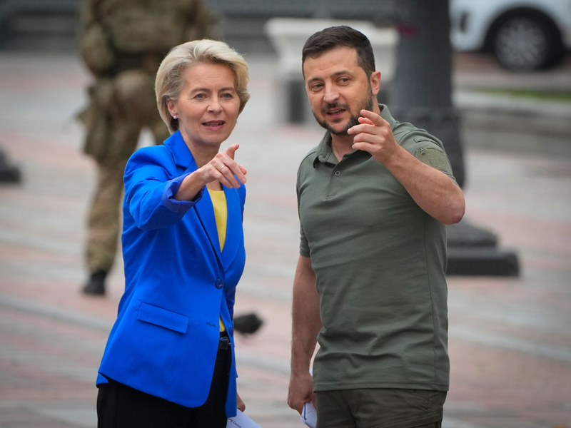 Wolodymyr Selenskyj (r.), Präsident der Ukraine, und EU-Komissionschefin Ursula von der Leyen. - Foto: Efrem Lukatsky/AP/dpa