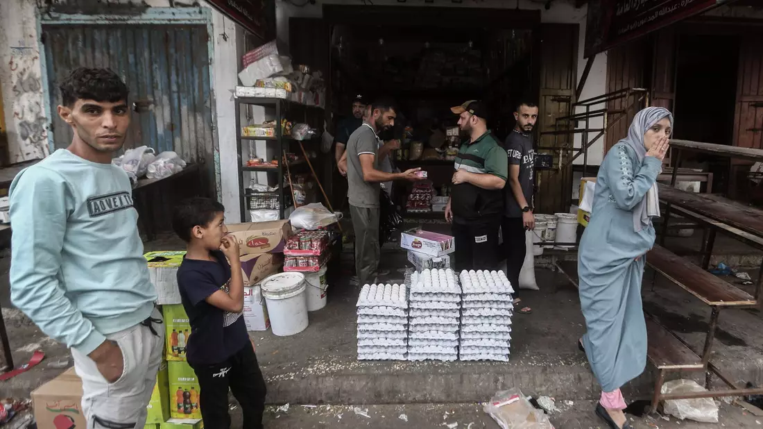 Menschen kaufen auf einem Markt im Gazastreifen Lebensmittel ein. Nach acht Monaten Krieg liegt die Arbeitslosigkeit im Gazastreifen nach einer neuen Analyse bei 79,1 Prozent. - Bild: Mohammed Talatene/dpa