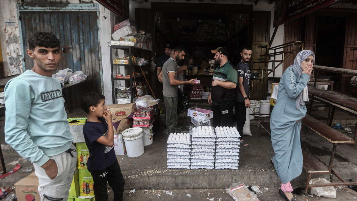 Menschen kaufen auf einem Markt im Gazastreifen Lebensmittel ein. Nach acht Monaten Krieg liegt die Arbeitslosigkeit im Gazastreifen nach einer neuen Analyse bei 79,1 Prozent. - Foto: Mohammed Talatene/dpa