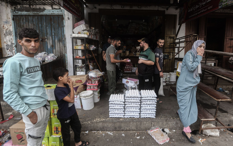 Menschen kaufen auf einem Markt im Gazastreifen Lebensmittel ein. Nach acht Monaten Krieg liegt die Arbeitslosigkeit im Gazastreifen nach einer neuen Analyse bei 79,1 Prozent. - Foto: Mohammed Talatene/dpa