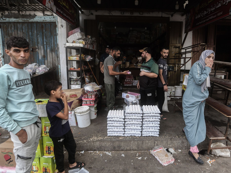 Menschen kaufen auf einem Markt im Gazastreifen Lebensmittel ein. Nach acht Monaten Krieg liegt die Arbeitslosigkeit im Gazastreifen nach einer neuen Analyse bei 79,1 Prozent. - Foto: Mohammed Talatene/dpa