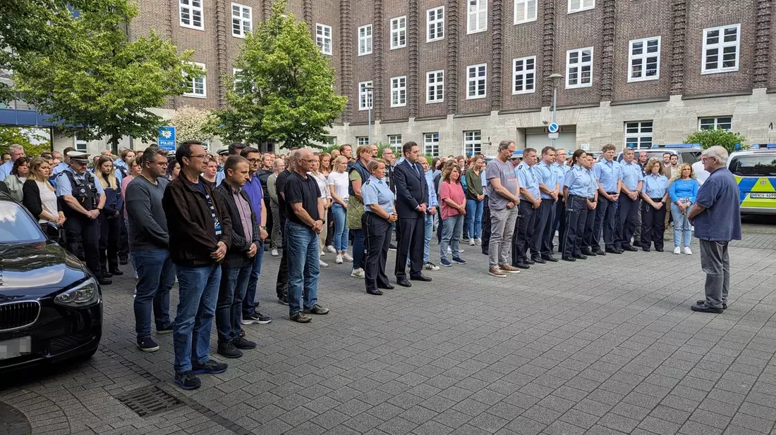 POL-BO: Für Rouven - Gemeinsame Schweigeminute des Polizeipräsidiums Bochum für unseren im Dienst getöteten Kollegen - Bild: presseportal.de