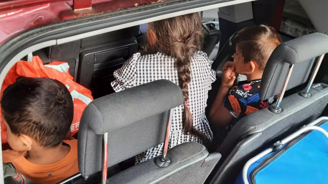Bundespolizeidirektion München: Im überbesetzten Auto unerlaubt über die Grenze/ Bundespolizei beendet gefährliche Schleusungsfahrt - Bild: presseportal.de