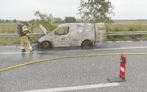 POL-CUX: PKW Brand auf der BAB27 im Bereich Hagen (Lichtbild in der Anlage) - Foto: presseportal.de