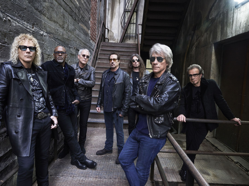 Die Band Bon Jovi: David Bryan (l), Everett Bradley, Hugh McDonald, John Shanks, Phil X, Jon Bon Jovi und Tico Torres. - Foto: Universal Music/dpa