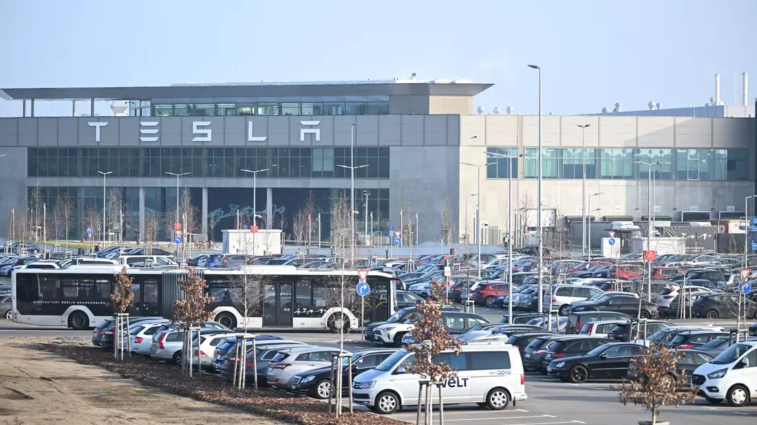 Tesla hat grünes Licht für einen Ausbau der Produktion bekommen. - Bild: Sebastian Gollnow/dpa