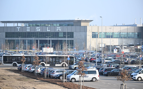 Ende Januar fuhr Tesla die Autofertigung in Grünheide wegen der Angriffe der Huthi-Miliz auf Schiffe im Roten Meer für rund zwei Wochen herunter - und nun schon wieder. - Foto: Sebastian Gollnow/dpa