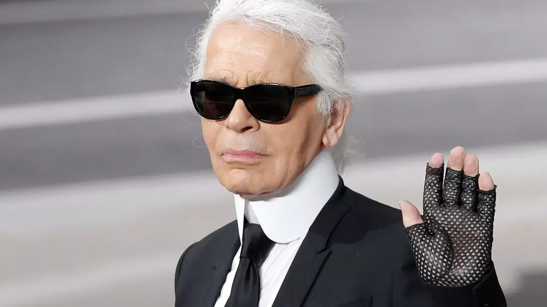 Karl Lagerfeld bestimmte mehr als ein halbes Jahrhundert lang die Mode mit - jetzt gibt es eine Serie über ihn. - Bild: Christophe Ena/AP/dpa