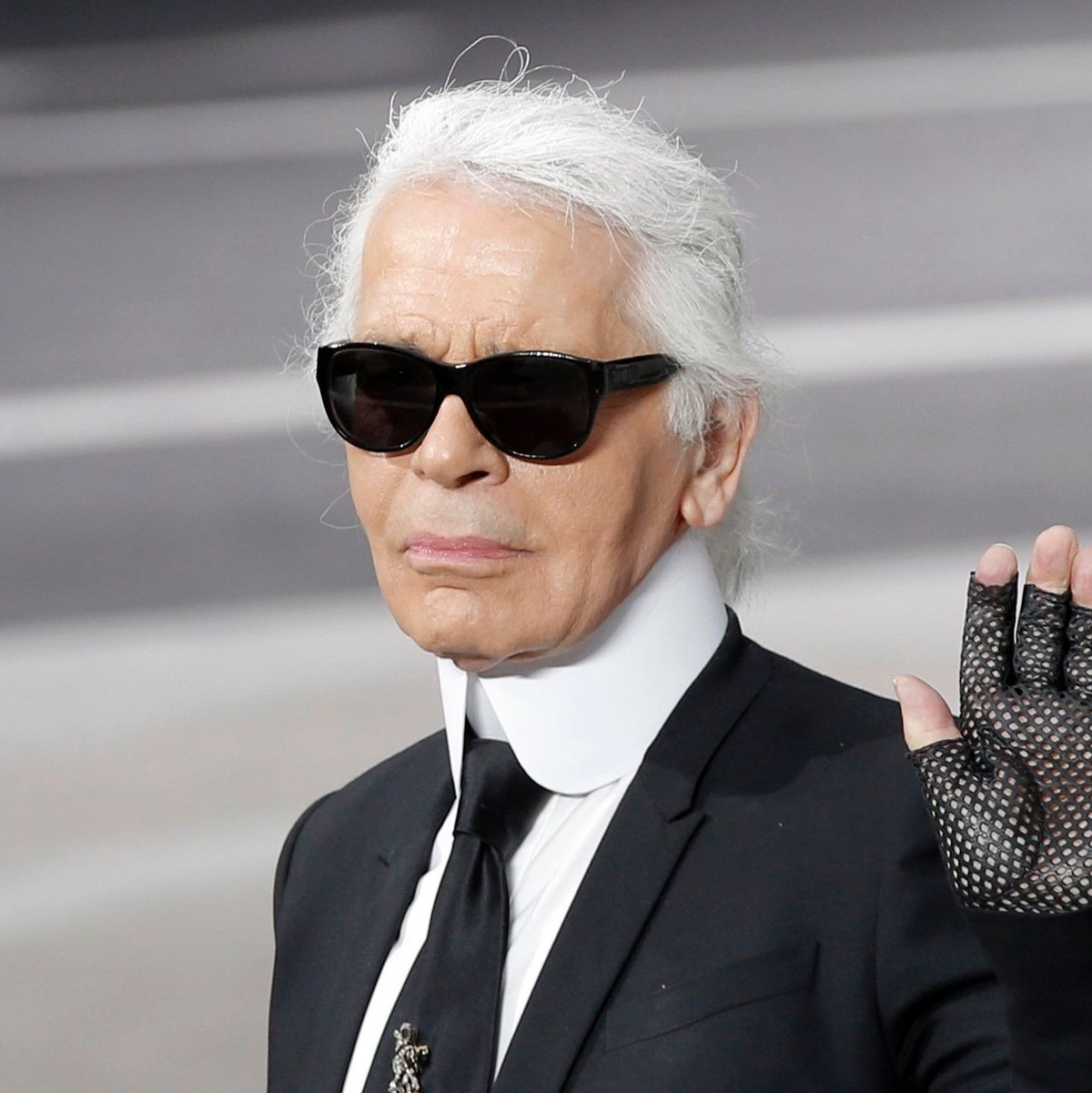Karl Lagerfeld bestimmte mehr als ein halbes Jahrhundert lang die Mode mit - jetzt gibt es eine Serie über ihn. - Foto: Christophe Ena/AP/dpa