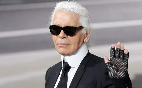 Karl Lagerfeld bestimmte mehr als ein halbes Jahrhundert lang die Mode mit - jetzt gibt es eine Serie über ihn. - Foto: Christophe Ena/AP/dpa