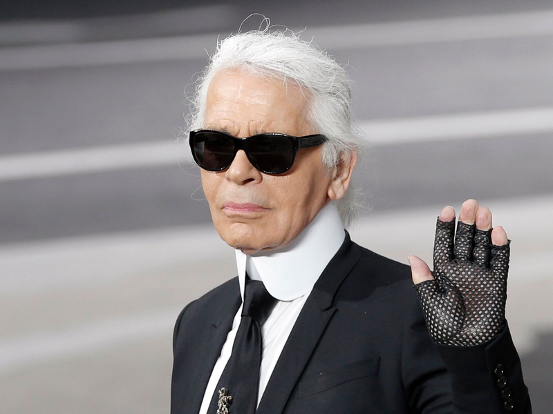 Karl Lagerfeld bestimmte mehr als ein halbes Jahrhundert lang die Mode mit - jetzt gibt es eine Serie über ihn. - Foto: Christophe Ena/AP/dpa
