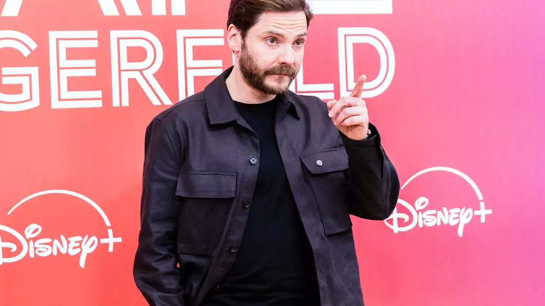 Daniel Brühl spielt den Modeschöpfer und wollte Lagerfeld emotional aufbrechen. - Bild: Carsten Koall/dpa
