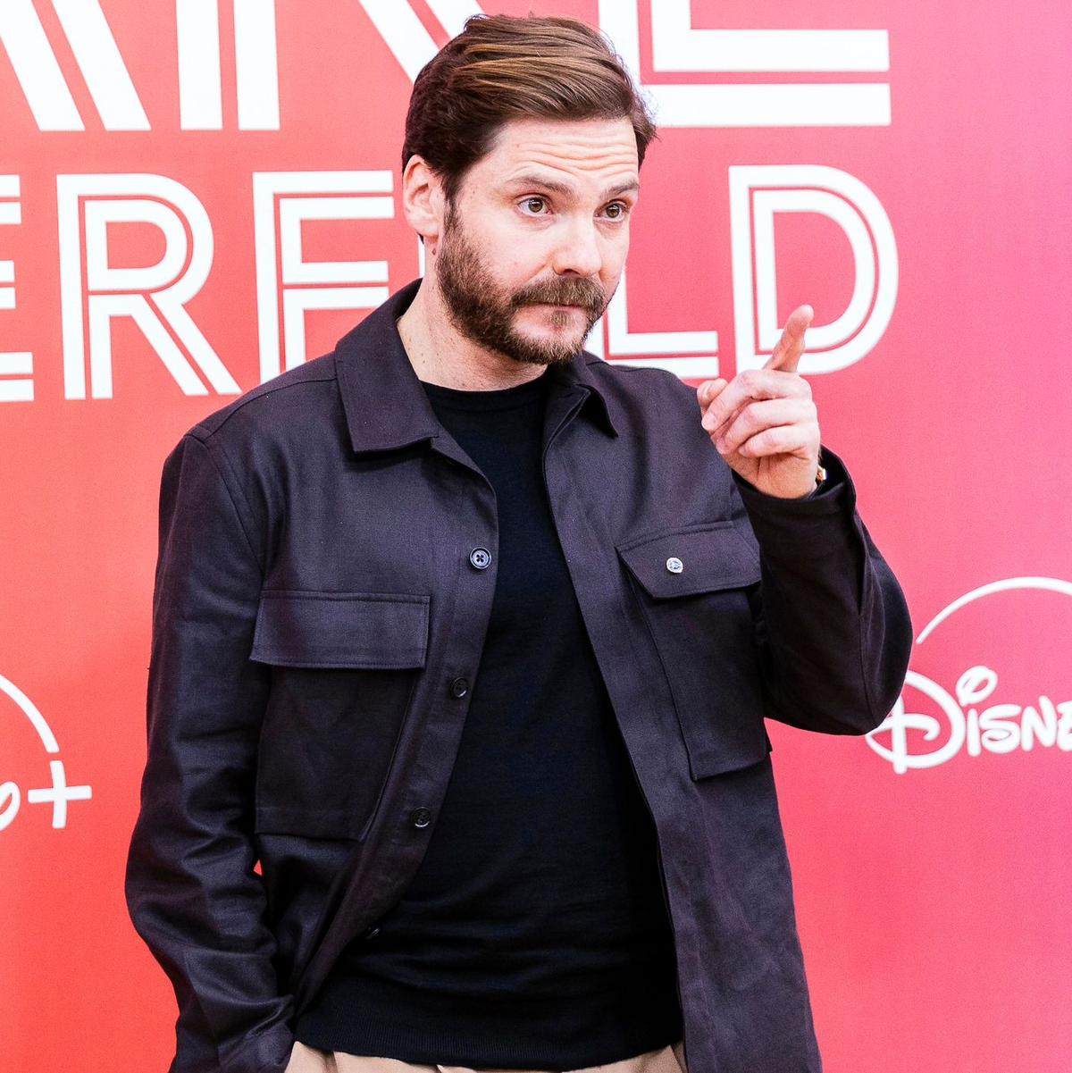 Daniel Brühl spielt den Modeschöpfer und wollte Lagerfeld emotional aufbrechen. - Foto: Carsten Koall/dpa