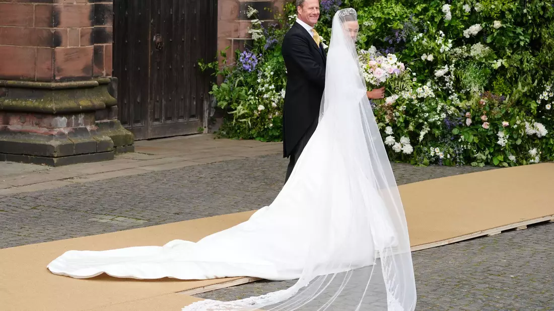 Hugh Grosvenor (l), der Herzog von Westminster, kommt zu seiner Hochzeit in der Kathedrale von Chester an. - Bild: Peter Byrne/PA Wire/dpa