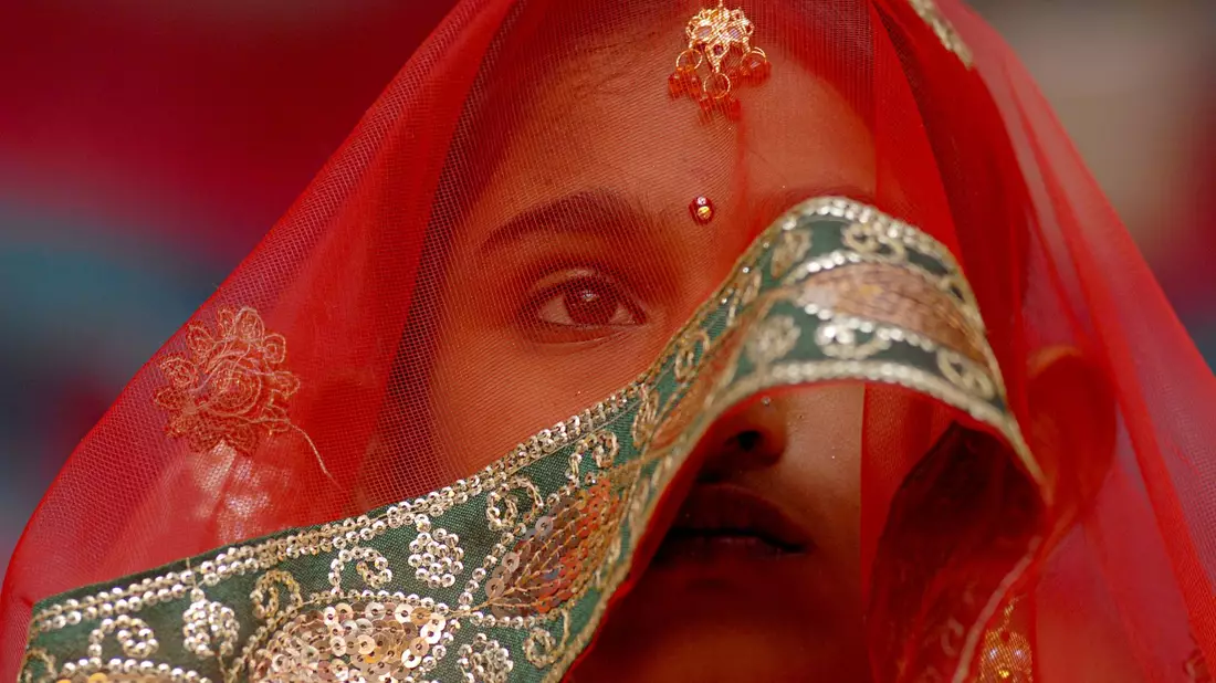 Eine junge Braut während einer Massenheirats- und Verlobungszeremonie in Indien. - Bild: Divyakant Solanki/EPA/dpa