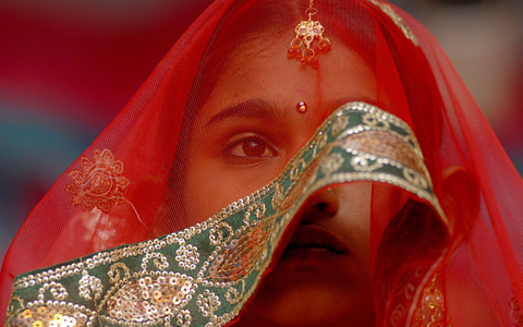 Eine junge Braut während einer Massenheirats- und Verlobungszeremonie in Indien. - Foto: Divyakant Solanki/EPA/dpa