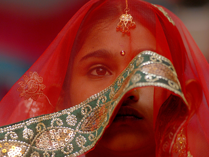 Eine junge Braut während einer Massenheirats- und Verlobungszeremonie in Indien. - Foto: Divyakant Solanki/EPA/dpa