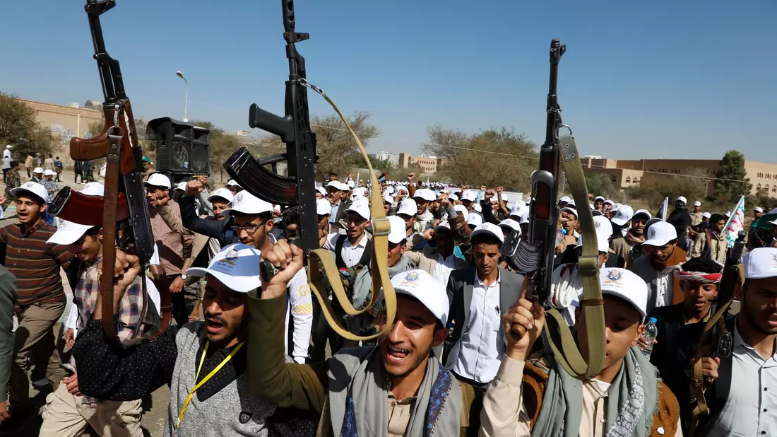 Huthi-Kämpfer während eines Protestmarschs gegen die von den USA geführten Angriffe auf Ziele der Huthi im Jemen (Archivbild). - Bild: Osamah Abdulrahman/AP/dpa