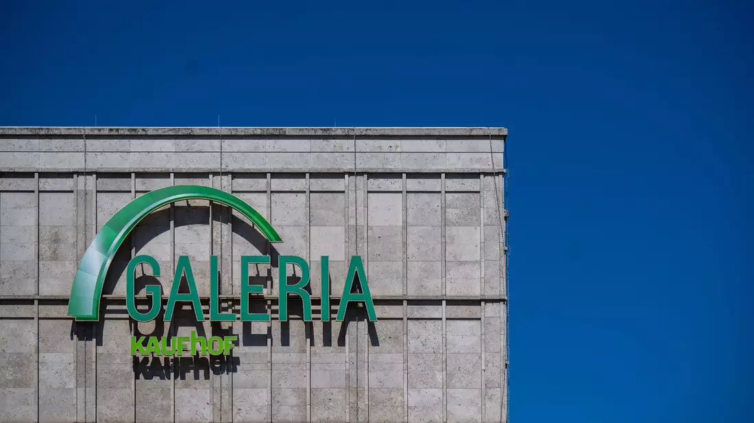 Hinter der Warenhauskette liegen schwierige Jahre. Im Sommer 2024 war das vorerst letzte Insolvenzverfahren aufgehoben worden. - Bild: Monika Skolimowska/dpa