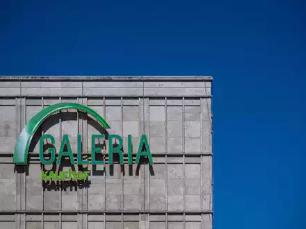 Insgesamt bleiben 82 Filialen von Galeria Kaufhof erhalten. - Foto: Monika Skolimowska/dpa