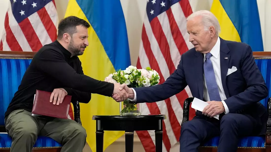 Joe Biden und Wolodymyr Selenskyj bei einem Treffen in Paris. - Bild: Evan Vucci/AP