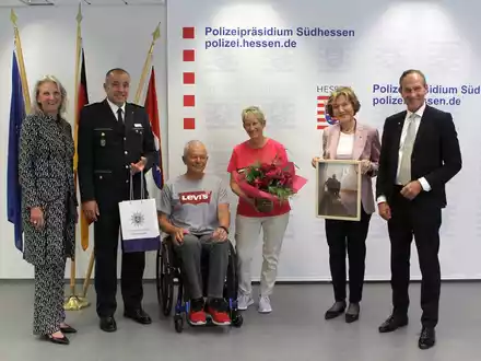 POL-DA: Polizeipräsidium Südhessen: Verein Hilfe für Helfer übergibt Rollstuhl und Treppenlift an ehemaligen Polizeibeamten Achim Benick / Polizeipräsident Björn Gutzeit würdigt besondere Arbeit des Vereins - Foto: presseportal.de