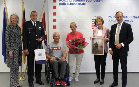 POL-DA: Polizeipräsidium Südhessen: Verein Hilfe für Helfer übergibt Rollstuhl und Treppenlift an ehemaligen Polizeibeamten Achim Benick / Polizeipräsident Björn Gutzeit würdigt besondere Arbeit des Vereins - Foto: presseportal.de