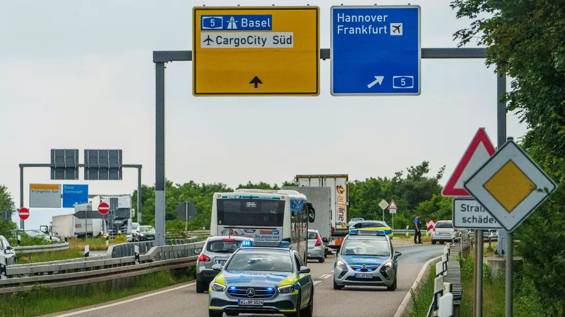 Die Polizei sperrt wegen einer Weltkriegsbombe die Zufahrt über die L3262 zum Flughafen/Cargo City Süd ab. - Bild: Andreas Arnold/dpa