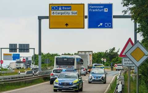 Die Polizei sperrt wegen einer Weltkriegsbombe die Zufahrt über die L3262 zum Flughafen/Cargo City Süd ab. - Foto: Andreas Arnold/dpa