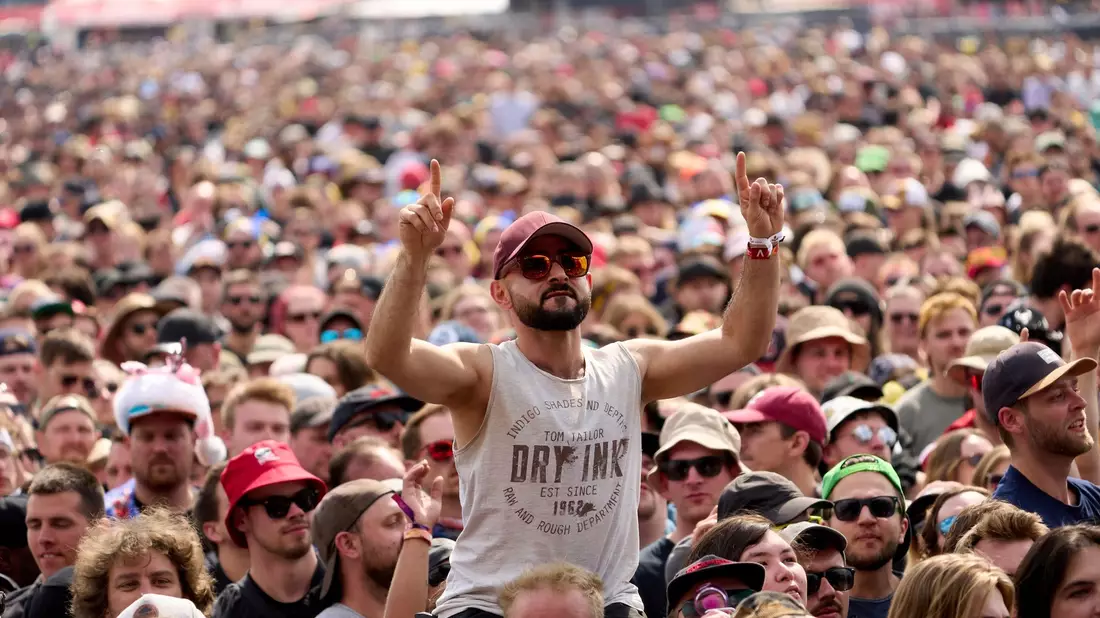 Rockfans drängen sich beim Open-Air-Festival Rock am Ring. - Bild: Thomas Frey/dpa