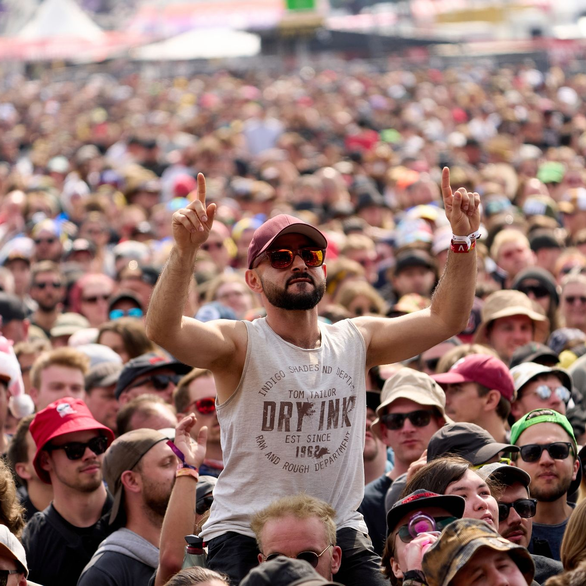 Rockfans drängen sich beim Open-Air-Festival 
