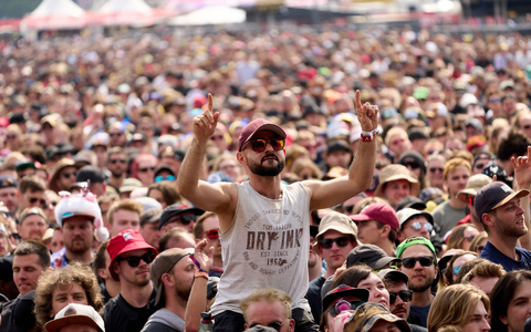 Rockfans drängen sich beim Open-Air-Festival Rock am Ring. - Foto: Thomas Frey/dpa