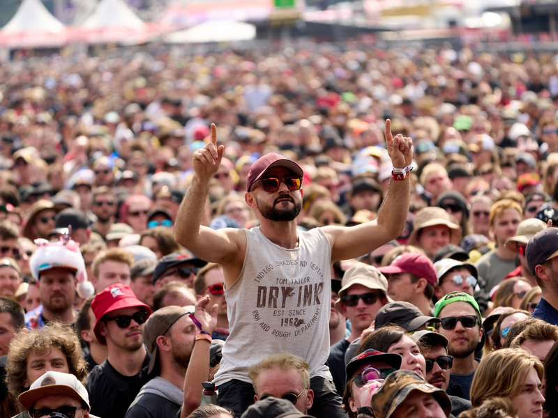 Rockfans drängen sich beim Open-Air-Festival Rock am Ring. - Foto: Thomas Frey/dpa