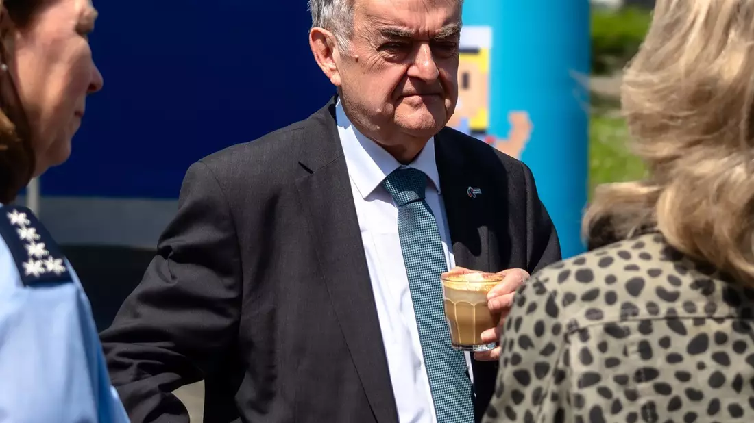 POL-DU: Stadtmitte: Coffee with a cop - Reul stellt sich den Fragen der Duisburgerinnen und Duisburger - Bild: presseportal.de
