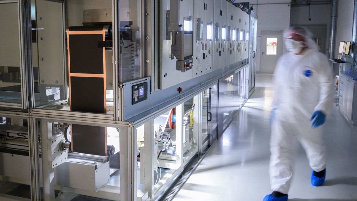 Pilotanlage zur Batteriezellenproduktion im VW-Werk Salzgitter. Der Volkswagen-Konzern steigt in den Betrieb von großen Batteriespeichern für das Stromnetz ein. - Foto: Julian Stratenschulte/dpa