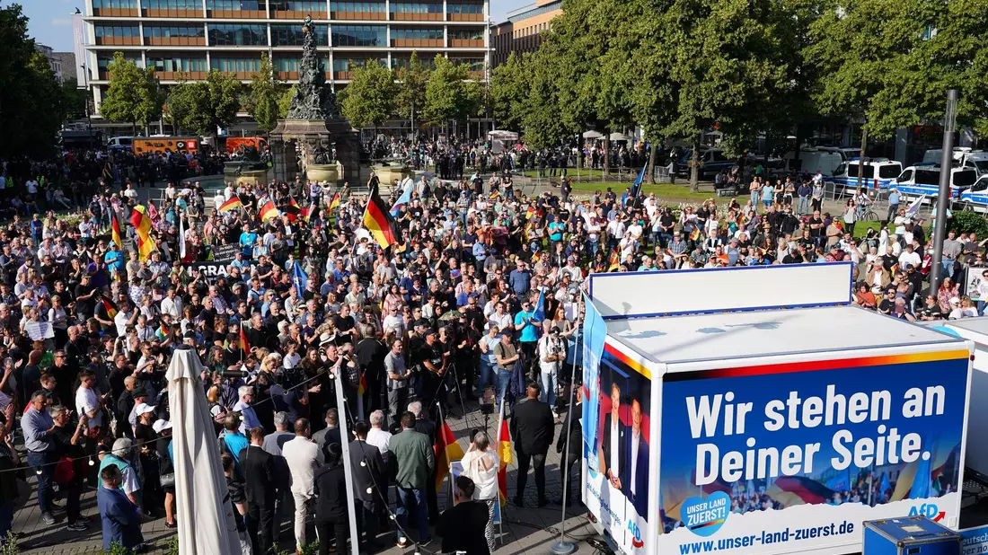 Bei der Kundgebung in Mannheim waren neben Deutschland-Fahnen auch Banner mit Aufschriften wie «Remigration jetzt» und «Macht die Grenzen dicht» zu sehen. - Bild: -/dpa
