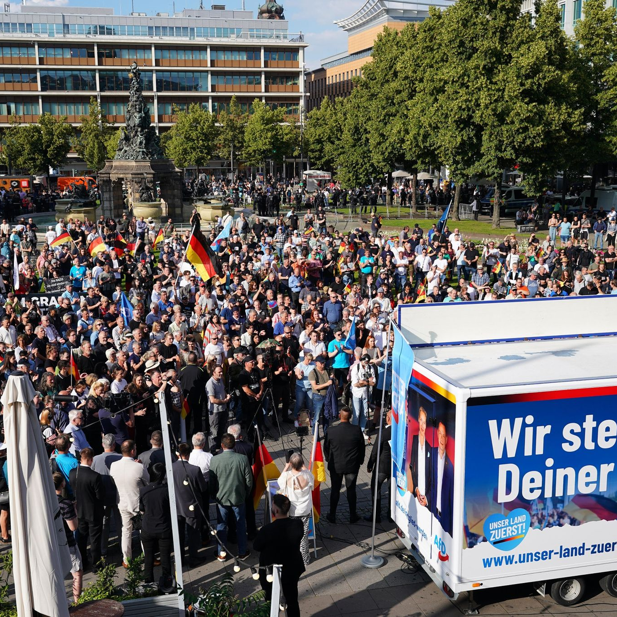 Bei der Kundgebung in Mannheim waren neben Deutschland-Fahnen auch Banner mit Aufschriften wie «Remigration jetzt» und «Macht die Grenzen dicht» zu sehen. - Foto: -/dpa