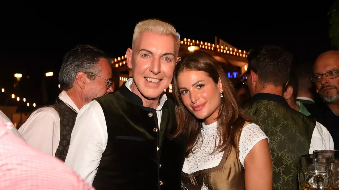 Scooter-Frontman H.P. Baxxter zusammen mit seiner Sara hier auf dem Oktoberfest in München. - Bild: Felix Hörhager/dpa